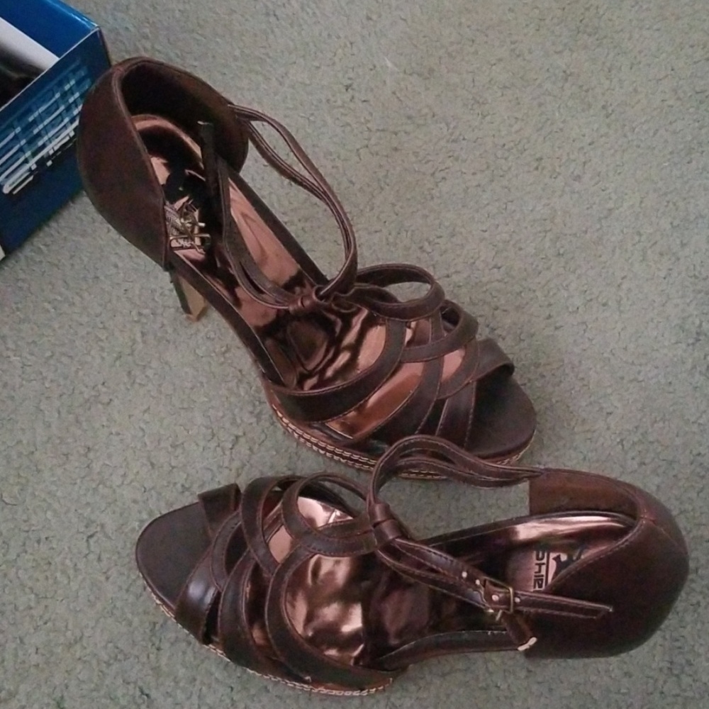 Heels - Picture 2 of 3